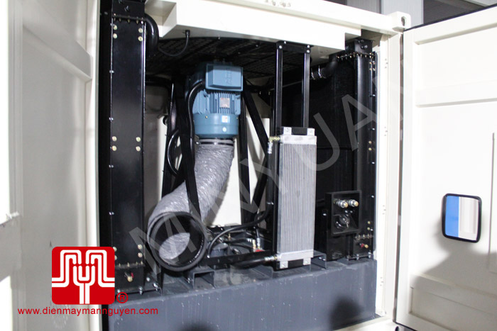 Tổ máy CUMMINS 1500 KVA có vỏ container giao tại Campuchia ngày 8.2.2012