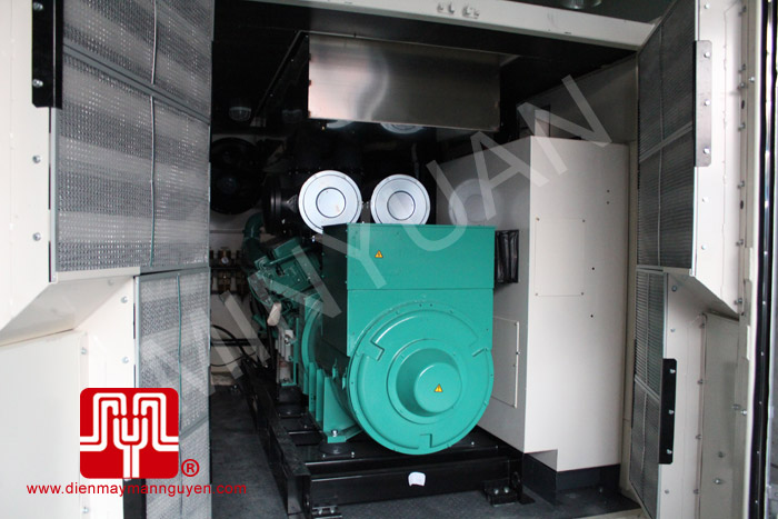 Tổ máy CUMMINS 1500 KVA có vỏ container giao tại Campuchia ngày 8.2.2012