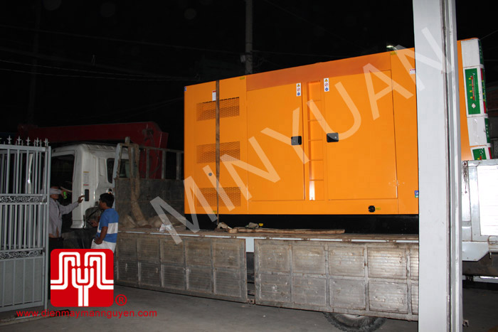 Tổ máy CUMMINS 400 KVA có vỏ giao tại Hồ Chí Minh ngày 07.12.2011