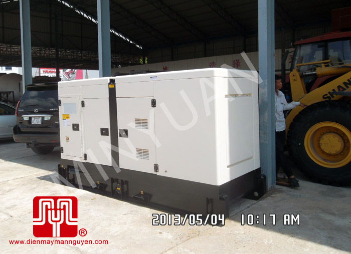 Tổ máy phát điện có vỏ CUMMINS 100KVA bàn giao khách hàng Campuchia ngày 4.5.2013