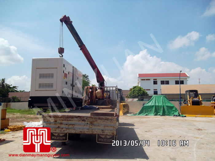 Tổ máy phát điện có vỏ CUMMINS 250KVA bàn giao khách hàng Campuchia ngày 4.5.2013