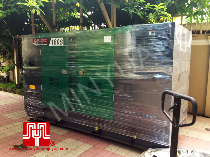 02 Tổ máy phát điện có vỏ CUMMINS 40KVA và 180KVA  bàn giao khách hàng Campuchia ngày 16.7.2013