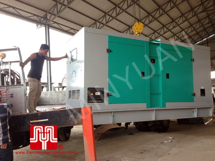 Tổ máy phát điện có vỏ CUMMINS 250KVA bàn giao khách hàng Campuchia ngày 30.7.2013