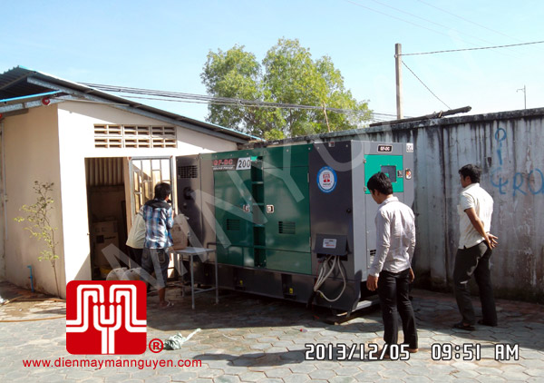 Máy phát điện Cummins 200kva có vỏ cách âm giao tại Cambodia 05/12/2013