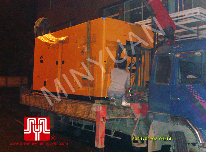 Bàn giao tổ máy có vỏ CUMMINS 560KVA cho khách hàng Hà Nội ngày 2.1.2011